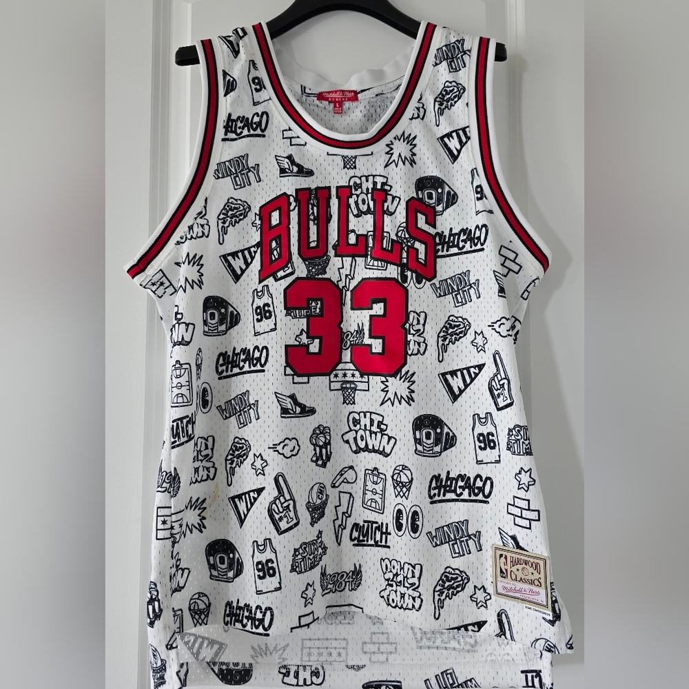Mitchell & Ness NBA Chicago Bulls Doodle 1997 #33 Pippen‎ Womans Jersey Large